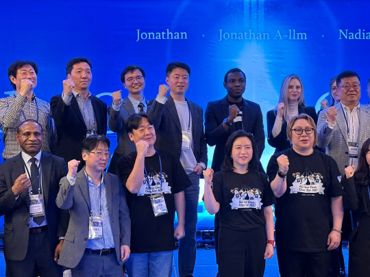 전종수(아랫줄 왼쪽에서 두번째) 마이크로소프트 이사가 AI 기업 아크릴 행사에 참석해 기념 촬영을 하고 있다. 이미선 기자.